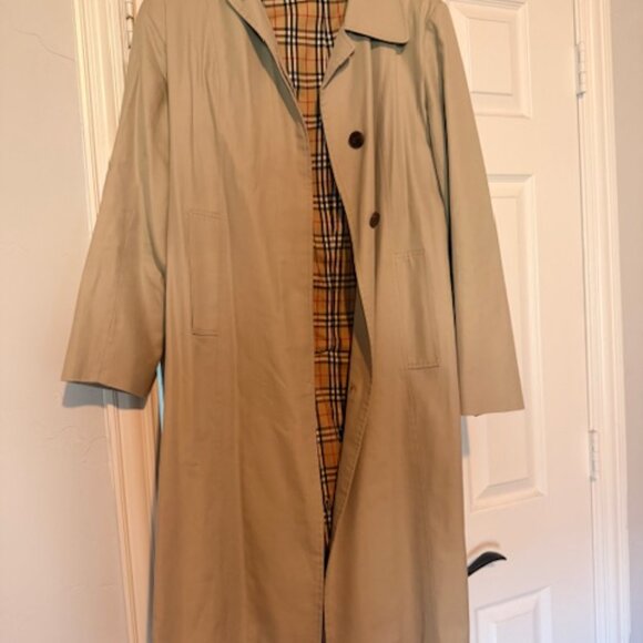 Burberry | Classic Tan 100% Cotton Long Single Breasted Trench Plaid Interior - Picture 12 of 12